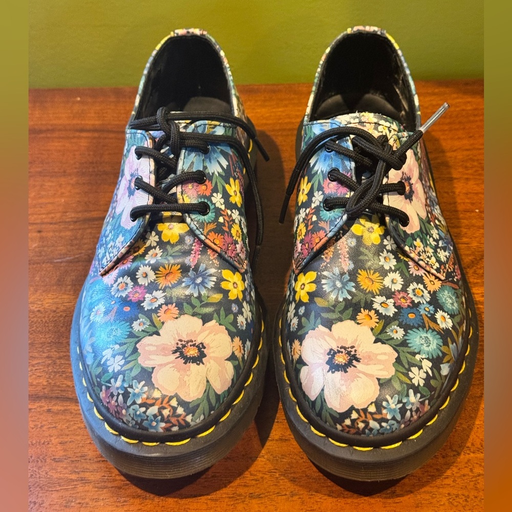 Dr. Martens WANDERLUST Wildflower Oxfords

US 8 EU 39
